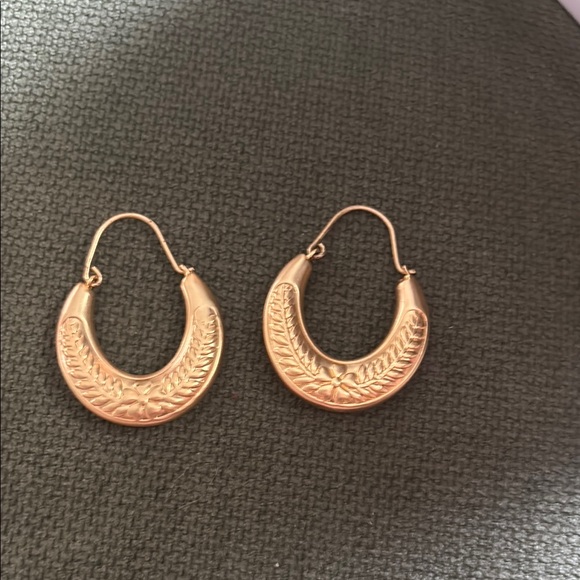 Elegant gold Hoop Earrings with floral design - Picture 1 of 5